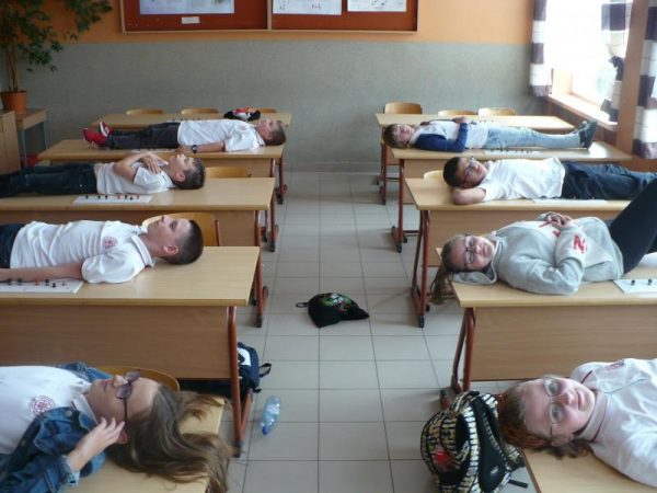 Młodzi aktorzy, muzycy, chór i nauczyciele razem na scenie