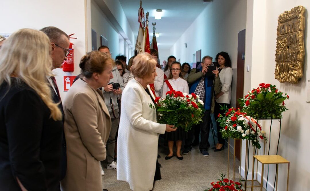 Uroczyste poświęcenie i odsłonięcie Tablicy Katyńsko-Smoleńskiej Szkole Podstawowej w Trzcince